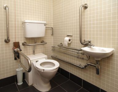 Poręcze dla niepełnosprawnych w toaletach i łazienkach 