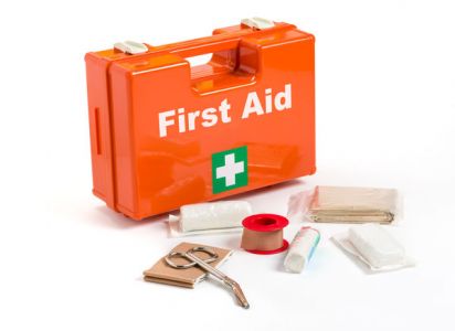 Kto ma zadbać o wyposażenie apteczek pierwszej pomocy w zakładzie pracy? 