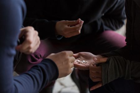 Pracownik pod wpływem narkotyków – jak to sprawdzić, jakie kroki podjąć?