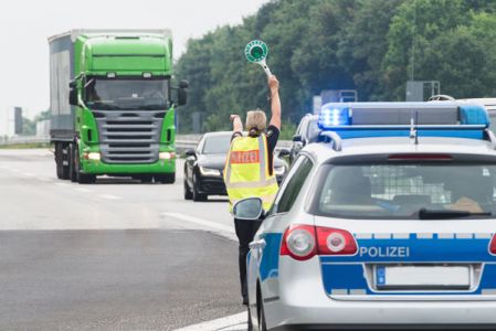 Pełnienie służby w warunkach narażenia na czynniki szkodliwe a urlop dodatkowy