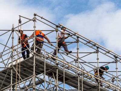Czy aktualna sytuacja ekonomiczna firm budowlanych wpłynie na bezpieczeństwo pracowników?