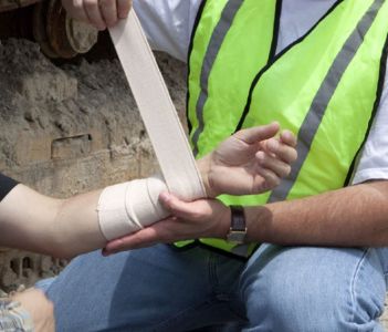 Zadośćuczynienie od pracodawcy za doznaną krzywdę i cierpienie dla pracownika poszkodowanego w wypadku przy pracy 