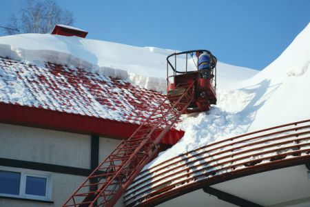 Bhp przy odśnieżaniu dachu