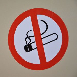 Zakaz przerw na papierosa w czasie koronawirusa 