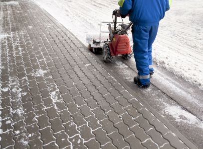 Zimą zadbaj o odśnieżenie chodników na terenie firmy, uniknij nieszczęśliwych zdarzeń
