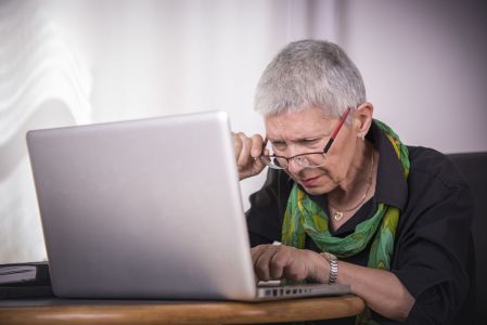 Ekran laptopa a zwrot za okulary lub szkła kontaktowe