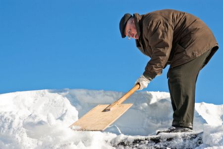 Praca zimą na dworze - rady dla pracowników, jak zapobiegać wychłodzeniu organizmu
