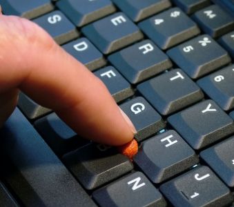 Czytelność znaków klawiatury do pracy przy komputerze