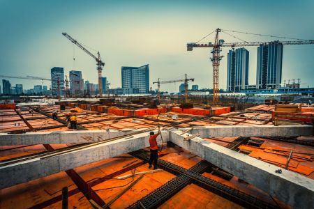 Żuraw wieżowy – bezpieczna obsługa zasady BHP