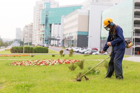 Zasady BHP przy przelewaniu benzyny do kosiarki
